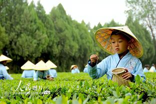 齐耶赫与球迷共同庆祝加拉塔萨雷联赛首胜，二弟梅开二度